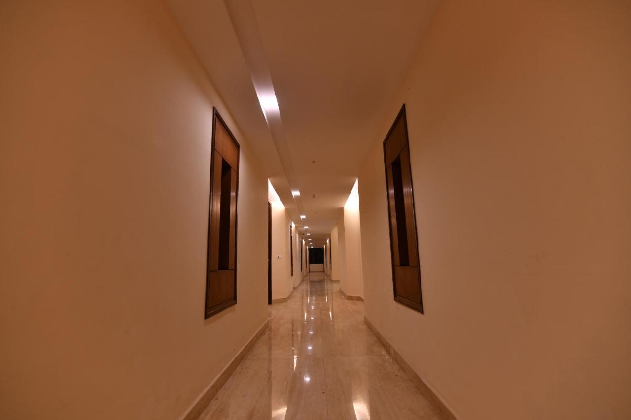 Hotel Krishna Palace Ayodhya Buitenkant foto