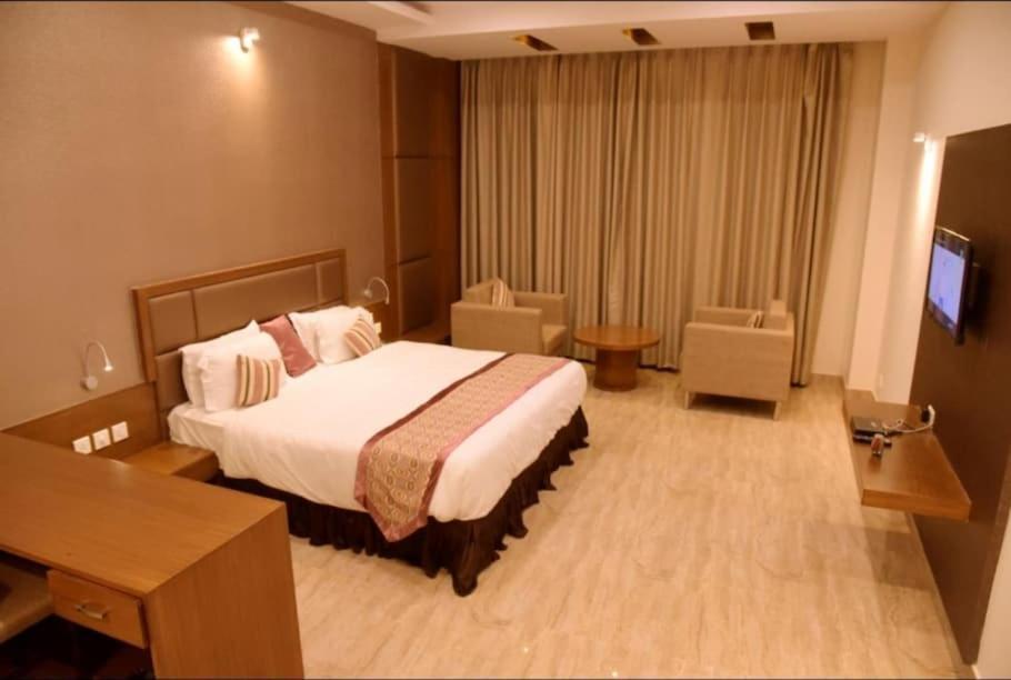 Hotel Krishna Palace Ayodhya Buitenkant foto