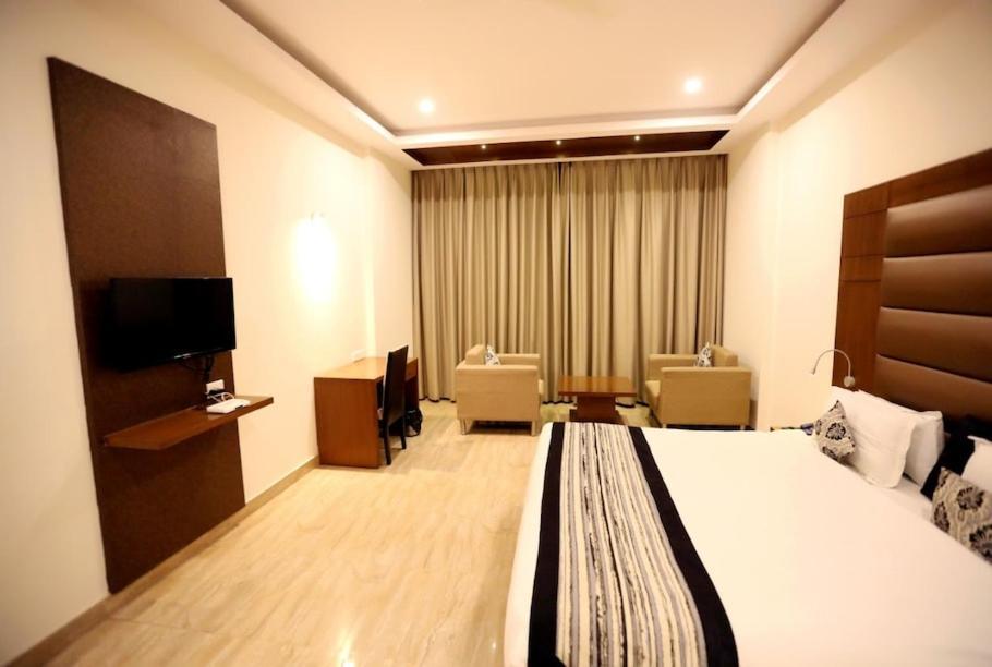 Hotel Krishna Palace Ayodhya Buitenkant foto