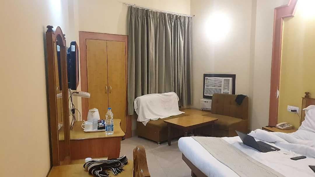 Hotel Krishna Palace Ayodhya Buitenkant foto