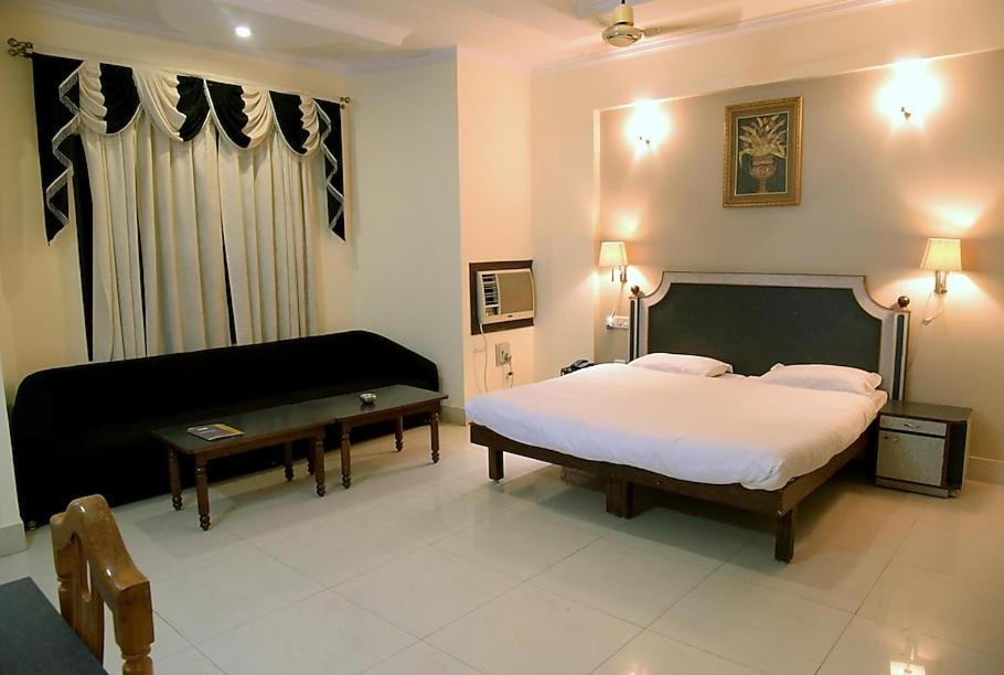 Hotel Krishna Palace Ayodhya Buitenkant foto